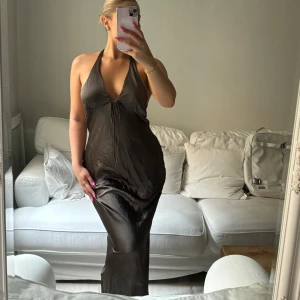 Zara klänning grön - Grön lång klänning från zara. Storlek L. Aldrig använd🩷