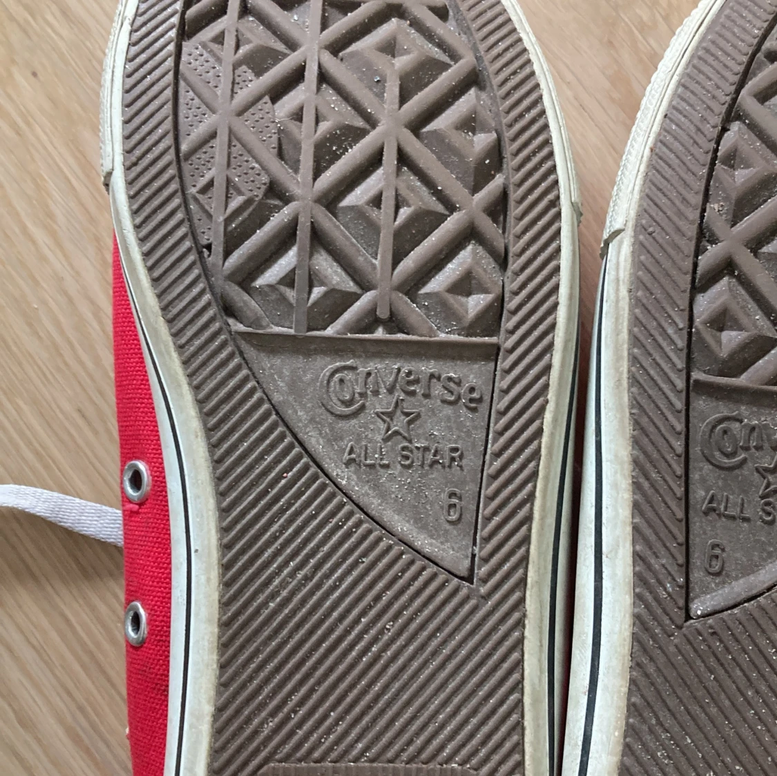 Röda converse  - 91