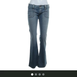 Lågmidjade jeans - Jätte snygga jeans köpa från sellpy med innerbenslängden längden 84 och midjemåttet 38!