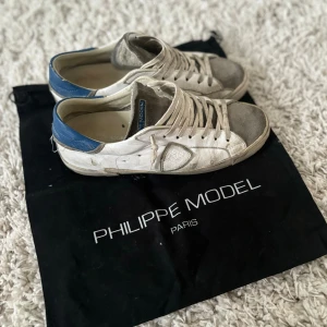 Philippe Models - Tja! Säljer dessa trendiga modelsen. Köpt från cettire för ungefär 2 månader sedan för cirka 3400. Skorna är i fint skick och det finns inga defekter som påverkar användningen. Skicka iväg ett dm vid minsta fundering!