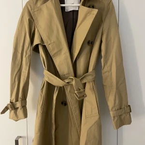 Trenchcoat från mango - Trenchcoat från mango köpt förra hösten. Inga skador. 