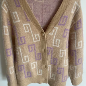 Unik stickad kofta - Skitsnygg unik other stories kofta!! Mycket bra skick och sparsamt använd💗Ny pris ca 1800kr