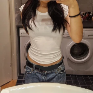 Vit tröja  - En basic vit tröja med jätteskönt matrial och sitter perfekt. Priset kan diskuteras. 