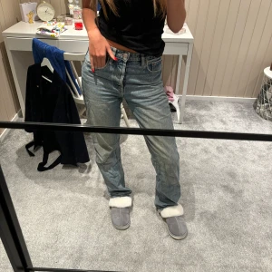 Gråblå zara jeans - Gråblåa raka midwaist zara jeans i storlek 34.