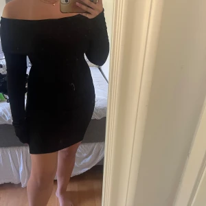 Off shoulder klänning - Helt ny Off shoulder klänning från Gina aldrig använt, prislappen sitter fortfarande kvar. Ord pris 399kr mitt pris 100kr