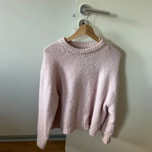 Stickad tröja från Zara - Stickad rosa tröja från Zara i M. Super gosig och varm. True to size! 