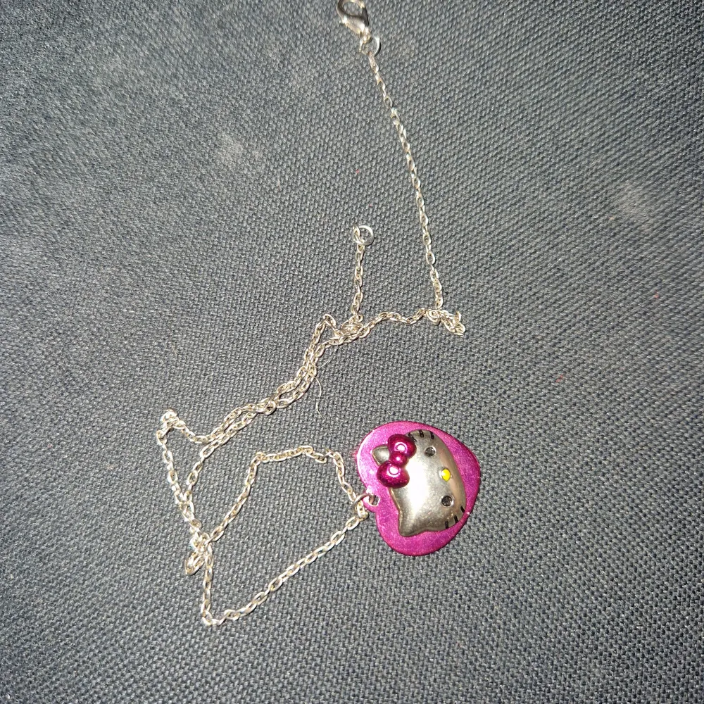 Gulligt hello kitty halsband i bra skick . Accessoarer.