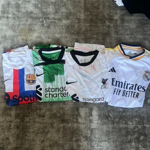Fotbollströjor - Pedri barcelona: strl 176  Salah Liverpool: strl 164 Salah liverpool grön: strl 176 Bellingham real Madrid: strl 176 Tröjorna är i bra skick. Alla fyra kostar 350 annars kostar de 100 kr styck