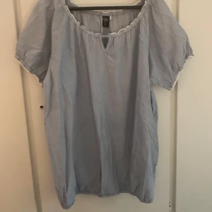 Blus - Marin blus i vit/blå randigt.