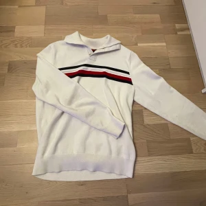 Tommy Hilfigher sweater - Hej! Jag säljer min Tommy Hilfigher sweater. Den är i bra skick och snygg😁 Den är i size S/M.