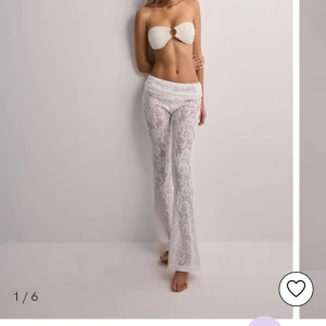 Spets byxa - Säljer nu dom här jätte snygga vita spetsbyxorna i stolen xs. Dom är aldrig använda och har kvar prislappen. Säljer dom för att dom var försmå (jag är 165). Säljer dom för 350, ordinarie pris 399 Köparen står för frakt💕