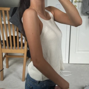 Vit stickad linne - Säljer en superfin vit stickad linne, toppen skick utan defekter! Är i storlek 164 i barn på zara så passar xxs - xs