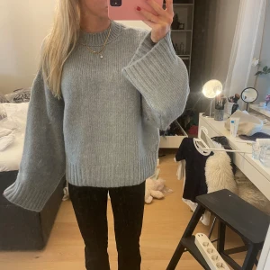 Stickad tröja  - Stickad tröja från Linn ahlborgs märke!  Nypris 590kr Ny, prislapp kvar!  Oversized 