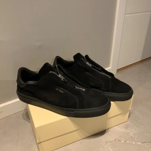 Axel Arigato skor - Säljer nu mina trendiga Axel Arigato skor i 10/10 skick! Använda ett fåtal gånger. Nypris: 2500kr Strl: 44 Box och dustbag tillkommer! Hör av er om ni har frågor!