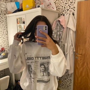 vit tröja - säljer en vit tröja, strl xs-s. den har fått svart målarfärg på sig som jag försökt ta bort men de går ej bort.