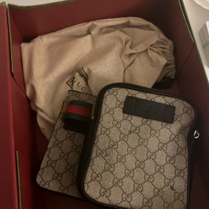 Dubbel Gucci bag - Hej, som ni ser säljer jag min väska av olika skäl kan även byta den mot något också som sagt den är självklart äkta.