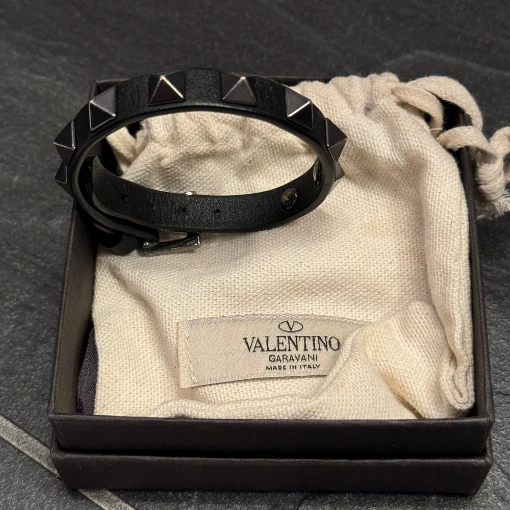 Valentino armband i bra skick! . Accessoarer.