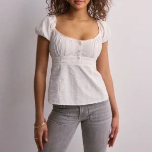 Nelly topp - Säljer denna jätte fina topp från Nelly som är slut såld i nästan alla storlekar. Köpte den för 349kr men säljer för 200kr💕 Inga defekter