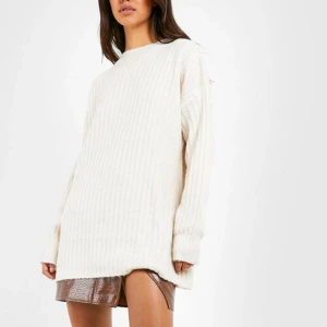 Vit stickad oanvänd tröja  - Vit stickad tröja i Nyskick som är oanvänd köptes för 400kr säljer för 200