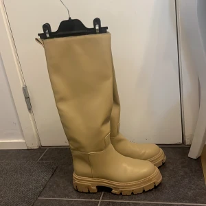 Beiga stövlar  - Från Hm  Använda 1 gång  Storlek 41 