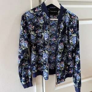 Tunn blommig  jacka/kofta - Tunn blommig jacka/kofta för inomhusbruk 