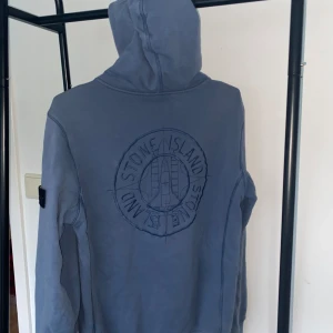 Stone island hoodie - Jag säljer en stone island hoodie i barnstorlek, tröjan är köpt på nk och kvitto finns. Tröjan är i storlek 170 men har en större passform, hör av dig om du behöver mått. Tröjan är i väldigt bra skick och använd sällan. 