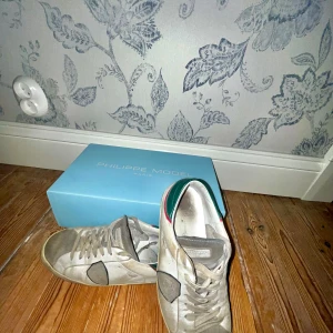 Philipe modell skor - Säljer nu mina gamla Phillipe model skor pga att jag har skaffat nya och att de är för små de är storlek 40 och är ganska slitna på inne sidan  men tvättas innan de sckikas iväg sckik 7/10 priset är inte hugget i sten 🪨 kom privat för fler frågor🙌🔥❤️