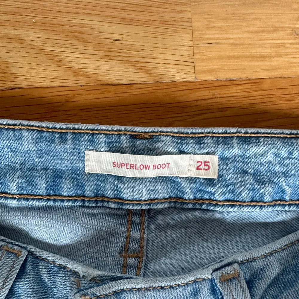 Säljer detta fina par av lågmidjade jeans då jag råkade köpa två av samma. Dom är knappt använd bara testade. Dom är i mycket bra skick och är ett par basic jeans som alla måste ha i sin garderob ( priset kan diskuteras ) . Jeans & Byxor.