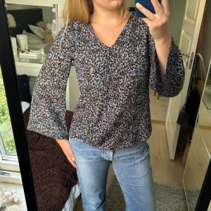 Leopard topp - Långärmad leopardtopp eller blus med vida ärmar, går att ha åt andra hållet så man får en v-ringad rygg eller djupare rygg