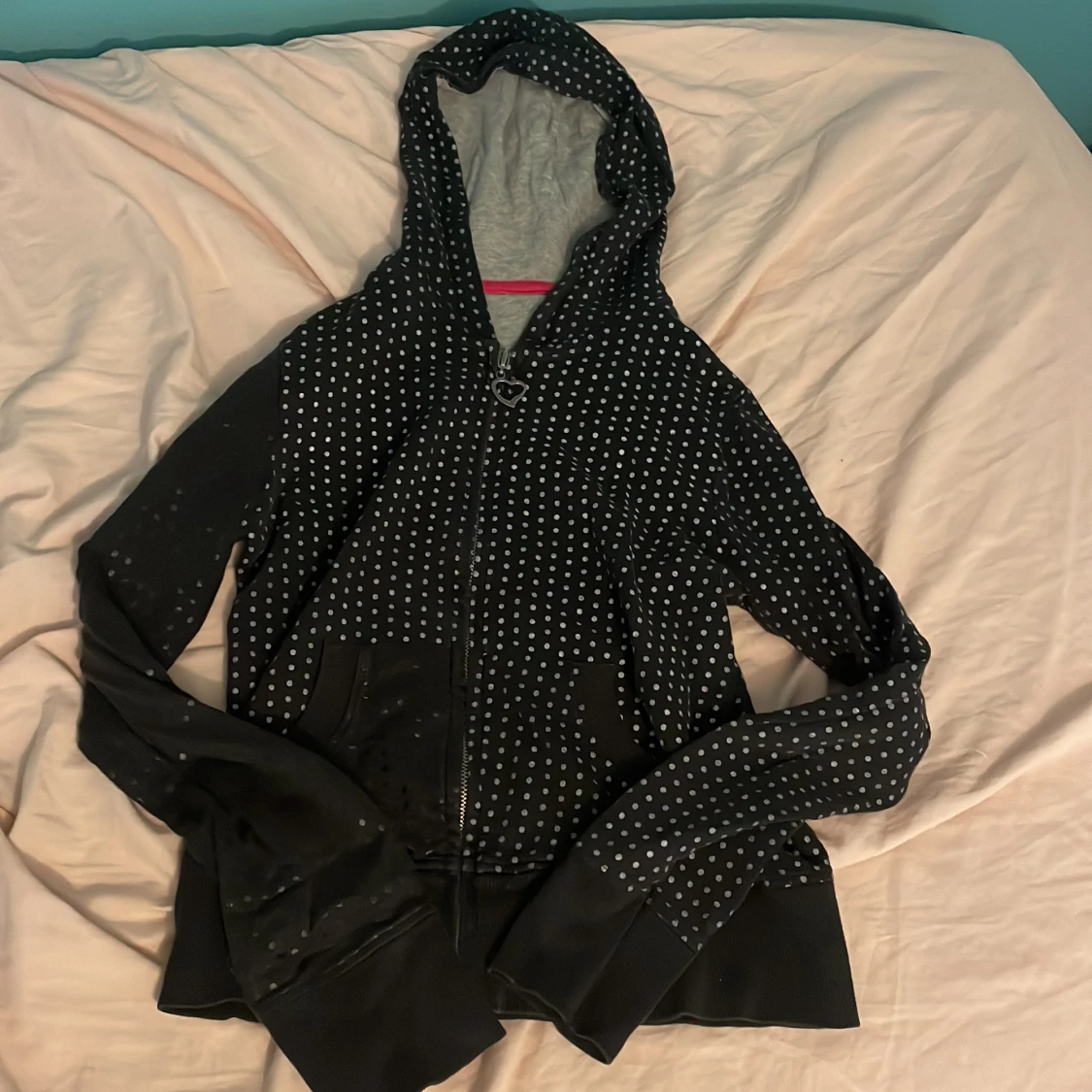 Svart och prickig tjocktröja