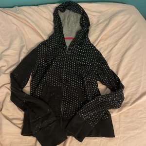 Svart och prickig tjocktröja - En svart och prickig tjocktröja. Ålder 11-12 år. Längd 146-152cm.