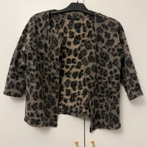 Leopard kofta - Leopard kofta från Lindex. Står att storleken är L men jag som har XS har haft på mig den lite oversize och det har varit supersnyggt! 