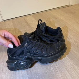 Nike skor - Säljer dessa svarta Nike airmax skor. De är i bra skick, materialet gör att de ser dammiga/glittriga ut när jag fotar med blixt men de är de inte. 
