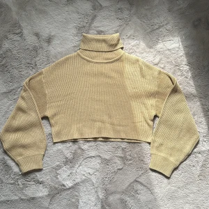 Stickad polotröja  - Mörkbeige polotröja i ribbstickat material, skick 9/10 använd men inga konstigheter 