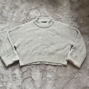 Stickad tröja  - Oversized stickad tröja, kort i modellen, skick 7/10