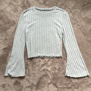 Långärmad tröja - Grå, strl L, kort i modellen och endast använd 1 gång. 