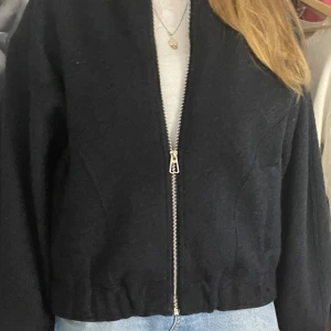 Zara jacka - Bra skick, aldrig blivit använd. Den ser svart ut men den är mörkblå. Den är super snygg, perfekt för hösten och dags för den och säljas. Skriv för flera bilder💓