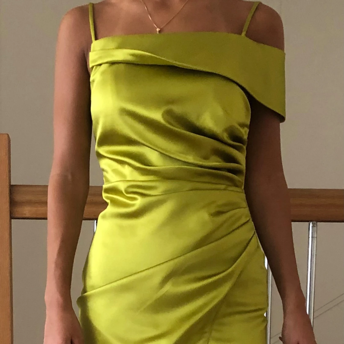 Elegant Lime Gul-Grön Satinklänning - Oanvänd  - 1