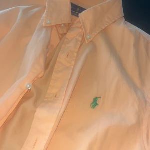 Skjorta från Ralph lauren - Säljer denna skjortan i storlek M från  Ralph lauren. Köptes runt 3000kr och använd fåtal gånger. Inga fläckar eller slitet. Kan diskutera priset