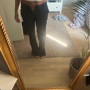 Lågmidjade kostymbyxor  - Säljer dessa då de är försmå för mig i midjan! Men älskar byxorna annars 🩷 Strl 36 (bild på ett annat par i inlägget) och för referens är jag 164 cm 