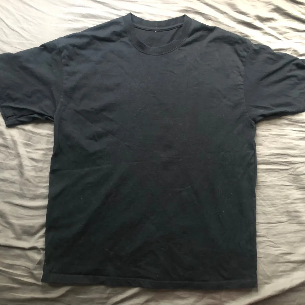 Basic blank t shirt  Storlek: XL Skick: bra skick, använd fåtals gånger Pris: 50kr. T-shirts.