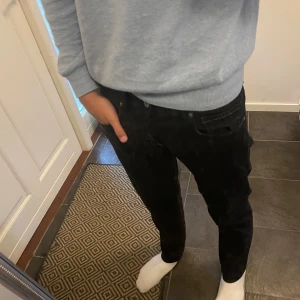 Svarta replay jeans - Ett par shyssta replay jeans. De är i bra skick men lite små för mig som är ca 180 cm. Använda en del men väl omhändertagna! Skriv vid funderingar!🤗