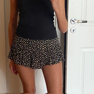 Kjol från Zara - Säljer en kjol från Zara, finns inbyggda shorts.  Kjolen är använd men i bra skick✨