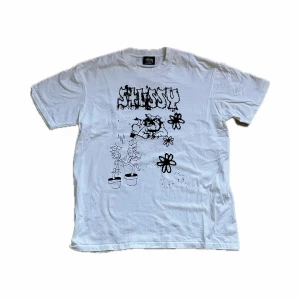 stussy t-shirt  - stussy t-shirt i storlek XL 