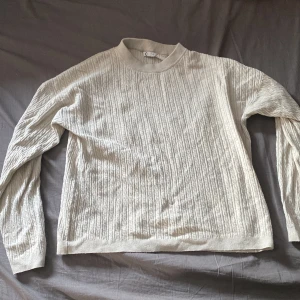 Stickad tröja - Stickad tröja perfekt nu till hösten🍁🍂storlek S inte så tjock så skulle inte klassa den som en tjocktröja💞säljer så den inte kommer till användning💖