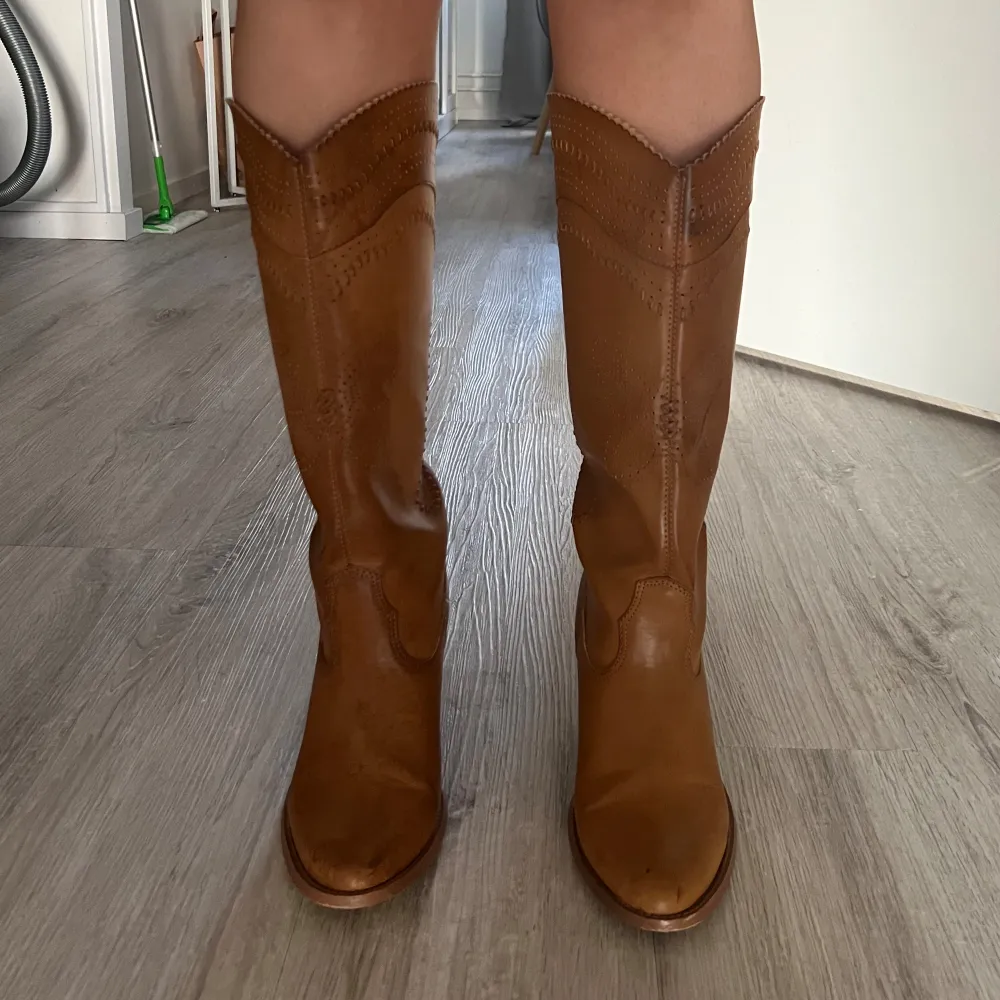 🤎Bruna/Konjak färgade boots 🤎I mycket använt skick 🤎Storlek 39 🤎Köparen står för frakten 🤎Inga returer. Skor.