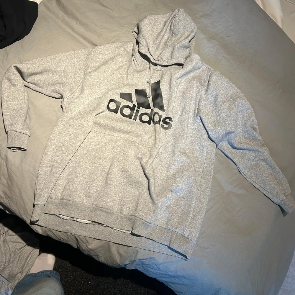 grå officiell adidas hoodie. Hoodies.