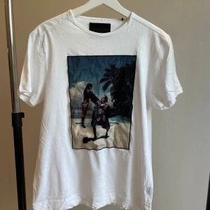 2 Limitato T-shirtar - Snygga Limitato T-shirtar till salu!! Köpta på NK Göteborg för ca 1600kr STYCK!  Du får båda för 800kr