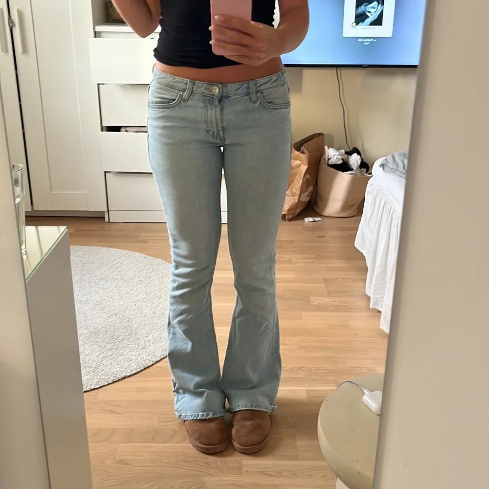 Säljer dessa lågmidjade jeansen från zara! Storlek 34, jag är 167!. Jeans & Byxor.