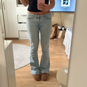 Lågmidjade jeans  - Säljer dessa lågmidjade jeansen från zara! Storlek 34, jag är 167!